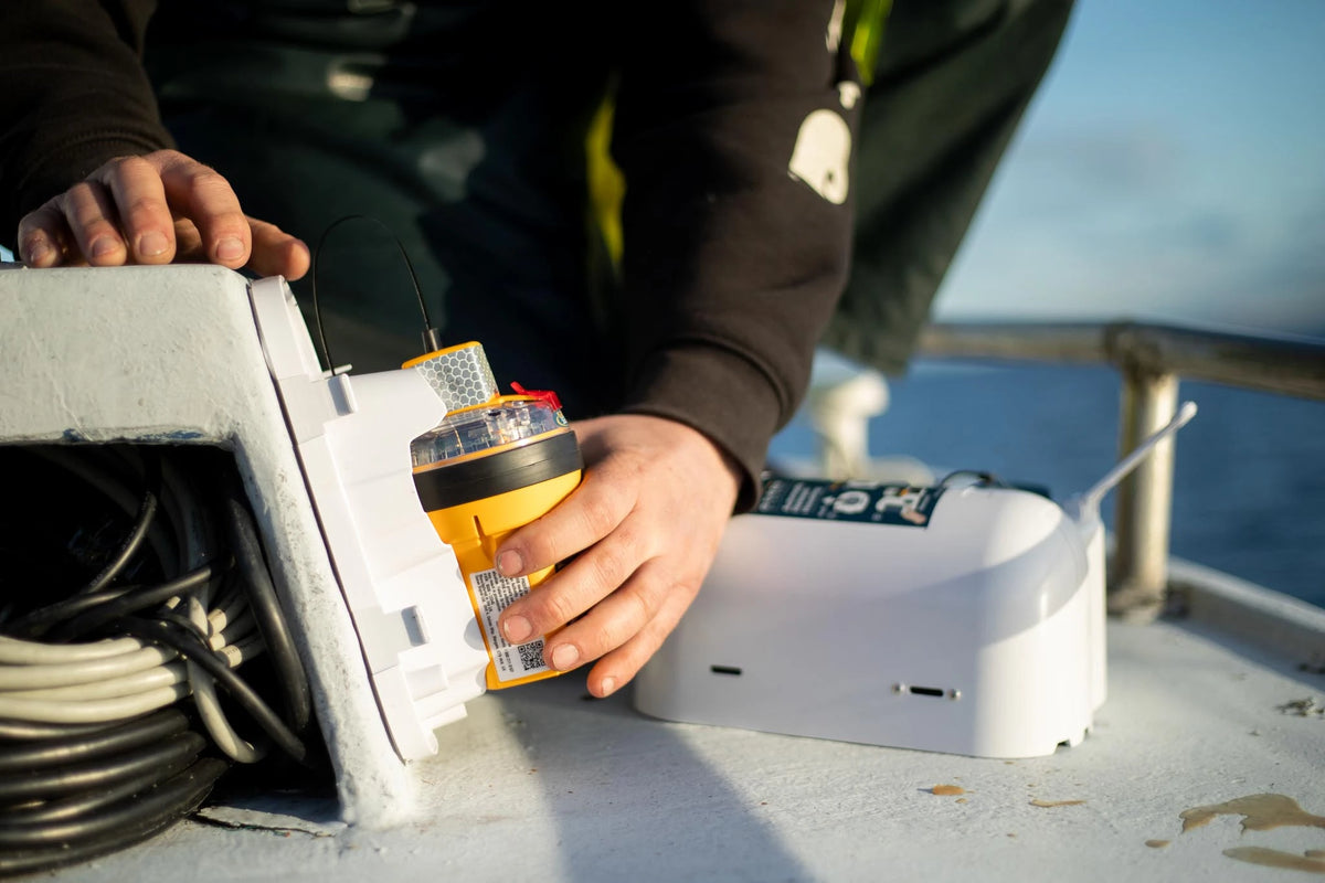 Ocean Signal SafeSea EPIRB3 Pro - Category 1